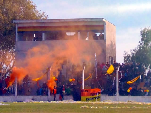 Hinchada de CADU alentando desde la tribuna